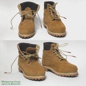 K&ouml;nnte beinhalten: Vier hellbraune Arbeitsstiefel mit braunen Kragen und beigen Schn&uuml;rsenkeln. Die Stiefel haben eine robuste Sohle und werden auf wei&szlig;em Hintergrund gezeigt. Die Schn&uuml;rsenkel haben rote Spitzen. Die Stiefel sind ein klassischer Stil.