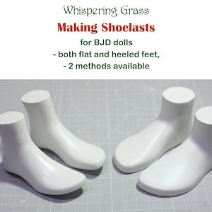 Puede incluir: Dos hormas de zapatos de plástico blanco para hacer zapatos de muñeca. Las hormas de zapatos están diseñadas para pies planos y con tacón. El texto "Whispering Grass Making Shoelasts for BJD dolls - both flat and heeled feet, - 2 methods available" es visible en la parte superior de la imagen.
