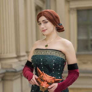 Peut inclure: Une tasse en céramique blanche avec une anse noire et le texte "But First, Coffee" en gras noir. La tasse est posée sur un fond flou, suggérant un cadre chaleureux.