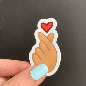 Mini calcomanía con forma de corazón y dedo: calcomanía troquelada con acabado mate para computadora portátil con un gesto de corazón y dedo coreano