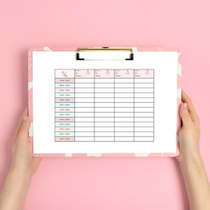 Puede incluir: Un portapapeles blanco con una cubierta de patr&oacute;n rosa y blanco. El portapapeles tiene una lista de verificaci&oacute;n con los encabezados "Edad", "Raza", "Fecha", "Notas" y "Veterinario".