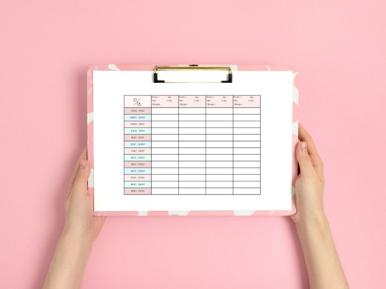 Puede incluir: Un portapapeles blanco con una cubierta de patr&oacute;n rosa y blanco. El portapapeles tiene una lista de verificaci&oacute;n con los encabezados "Edad", "Raza", "Fecha", "Notas" y "Veterinario".