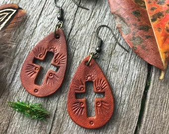Boucles d'oreilles croix en cuir repoussées à la main