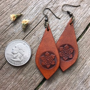 Hand Tooled Fancy Teardrop Whiskey Brown Leather Floral Mandala Earrings zdjęcie 3