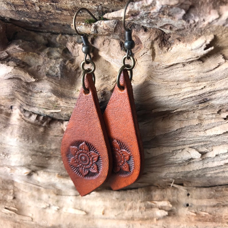 Hand Tooled Fancy Teardrop Whiskey Brown Leather Floral Mandala Earrings zdjęcie 4