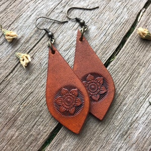 Hand Tooled Fancy Teardrop Whiskey Brown Leather Floral Mandala Earrings zdjęcie 1