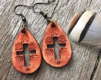 Outils à la main Caramel Marron Petite Cuir Teardrop Cross Boucles d’oreilles