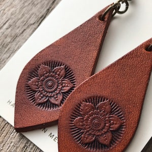 Hand Tooled Fancy Teardrop Whiskey Brown Leather Floral Mandala Earrings zdjęcie 5