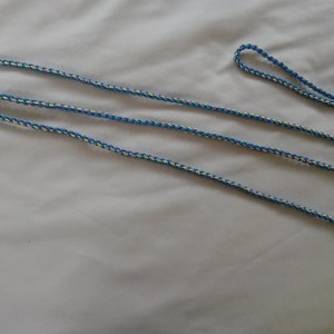 Puede incluir: Una correa doble para perro azul y plateada con dos clips.