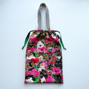 Bolso de mano con estampado de gatos _Girls with Poppies_ Bolso de mano con estampado de gatos calico, gatos carey, gatos con flores, regalo para amantes de los gatos, flores de primavera