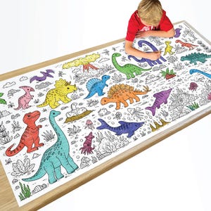 Könnte beinhalten: Eine große Malunterlage mit einer Vielzahl von bunten Dinosauriern, Meeresbewohnern und anderen prähistorischen Tieren. Die Unterlage ist perfekt für Kinder, um zu malen und ihre eigene prähistorische Welt zu erschaffen.