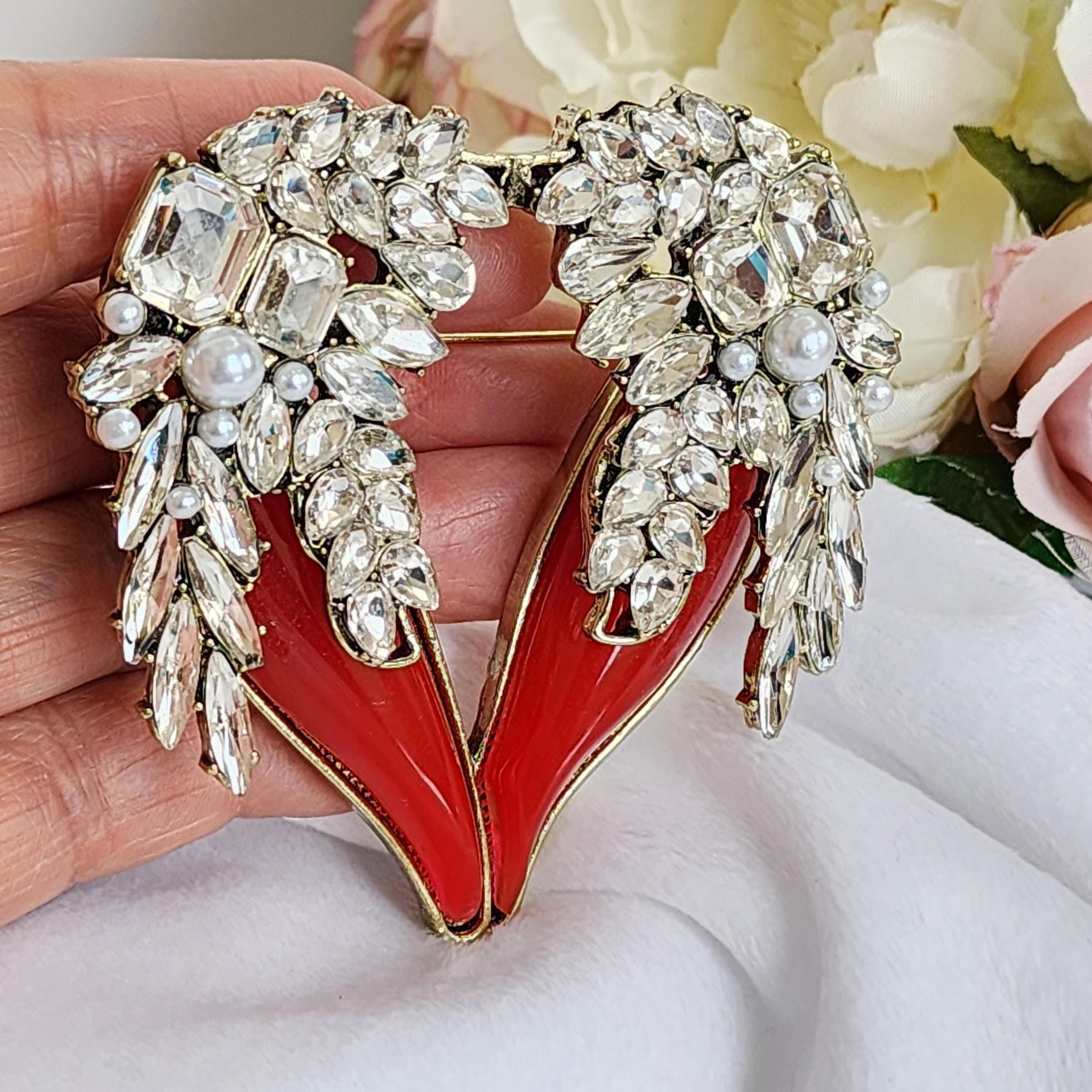 A dazzling , timeless brooch for discerning collectors and bold jewelry enthusiasts
