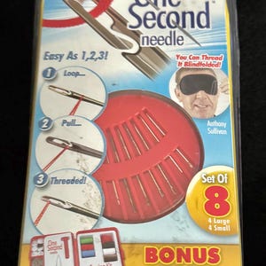 Könnte beinhalten: Verpackung für das Nähset "One Second Needle". Die blau-gelbe Verpackung zeigt "It Threads Itself!" und "One Second needle". Enthält 8 Nadeln und ein Bonus-Nähset mit 101 Teilen.