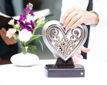 Scultura a forma di cuore in platino: alternativa alla cerimonia nuziale