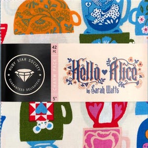 Peut inclure: Un paquet de charmes en tissu avec un motif répété de tasses colorées dans les tons orange, bleu, vert et rose. Le paquet comprend le texte "Hello Alice by Sarah Watts" et un logo Ruby Star Society.