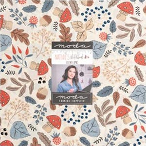 Può includere: Un quadrato di tessuto con un motivo ripetuto di funghi rossi, ghiande marroni, bacche blu e foglie varie su sfondo color crema. Un'etichetta centrale riporta il testo moda, Nature's Sketchbook e Moda Fabrics + Supplies.