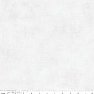 Può includere: Tessuto bianco con un sottile motivo strutturato. Il tessuto ha un aspetto chiaro, leggermente sbiadito. L'immagine include un righello con misure in pollici nella parte inferiore e il testo "Riley Blake Designs".
