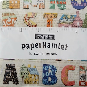 Può includere: Un pannello di tessuto con un design in stile vintage con lettere e illustrazioni colorate. Il testo "paperHamlet" e "by CATHE HOLDEN" sono stampati su un'etichetta bianca. Un righello è posto sopra il tessuto.