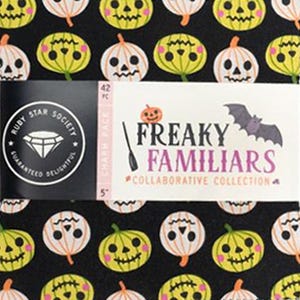 Puede incluir: Un paquete de telas con fondo negro y un patrón repetitivo de calabazas blancas y verde lima. La banda de papel muestra el texto Ruby Star Society, Freaky Familiars, 42 PC, 5 pulgadas y una ilustración de un murciélago.