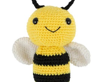 Peut inclure: Un jouet en peluche abeille crocheté avec des rayures jaunes et noires, des ailes blanches et des antennes noires. L'abeille a un visage souriant avec des yeux noirs.