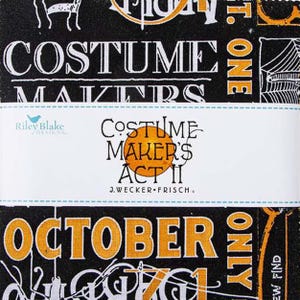 Puede incluir: Un paquete de cuadrados de tela con temática de Halloween. La tela presenta el texto "COSTUME MAKERS ACT II" y "OCTOBER". La combinación de colores es negro, blanco y naranja. También se ve la marca "Riley Blake Designs".
