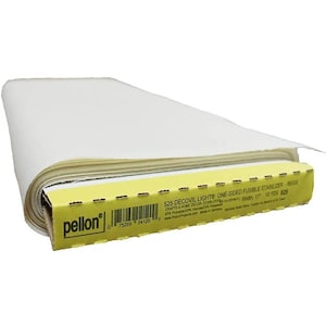 Puede incluir: Un rollo de estabilizador de tela beige con una caja de cartón amarilla y marrón. La caja dice "525 DECOVIL LIGHT ONE-SIDED FUSIBLE STABILIZER - BEIGE" y "Ancho 43 cm 10 YDS 525". La tela está enrollada y lista para usar.