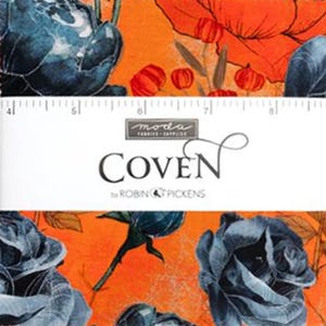 Op de afbeelding: Een stofstaal met een feloranje achtergrond, donkerblauwe rozen en kleine rode pompoenen. Een witte papieren band in het midden toont de tekst Moda Fabrics + Supplies, Coven by Robin Pickens en een liniaal die meet van 10 tot 20 cm.