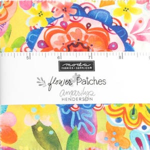 Könnte beinhalten: Ein farbenfroher Stoff mit einem floralen Muster mit leuchtend rosa, orange, gelben, blauen und grünen Blumen auf einem hellgelben Hintergrund. Der Stoff ist mit "Flower Patches" von "Amaryllis Henderson" gekennzeichnet.