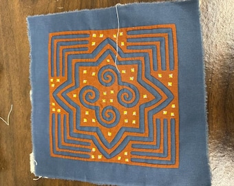 Traditionelle Hmong Wandapplikation mit Quadraten (mehrere Paare)