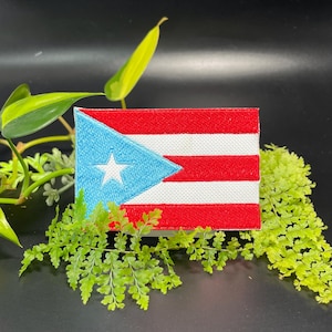 Peut inclure: Une tasse en céramique blanche avec une anse noire et le texte "But First, Coffee" dans un style manuscrit. La tasse est sur une surface blanche. La tasse mesure environ 10 cm de haut.
