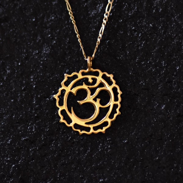 Om en or 18 carats, charme Om, collier Om, pendentif Om en or massif, cadeaux de yoga, bijoux de yoga, cadeaux spirituels, collier Ohm en or, bijoux bouddhistes.