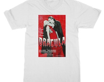 Puede incluir: Camiseta blanca con una impresión de póster de película vintage de Drácula. El póster presenta un fondo rojo con un diseño de telaraña y el texto "The Greatest of all Horror Thrillers... the ORIGINAL... DRACULA". El póster también incluye los nombres de los actores: Bela Lugosi, David Manners, Helen Chandler y Dwight Frye.