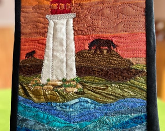 Appeso a parete trapunta faro di Peggy's Cove, regalo fatto a mano della Nuova Scozia, ispirato alla natura, trapunta artistica da parete in riva al mare, arte da parete oceanica