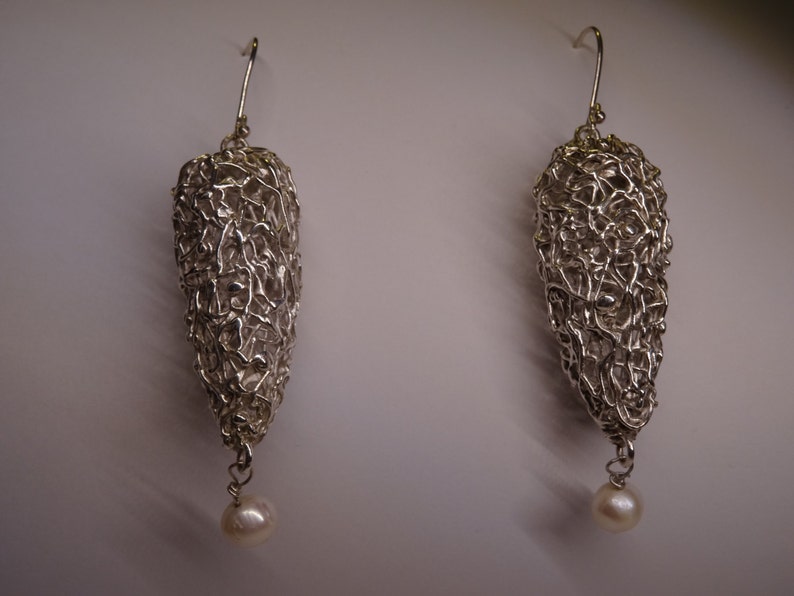 Silver earrings with freshwater pearls image 2