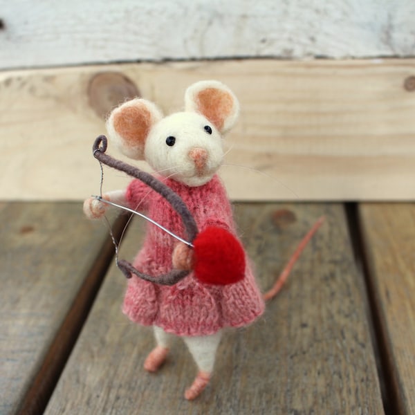 Nadelgefilzte Valentinsmaus mit Pfeil und Bogen, Maus mit rosa Kleid, Valentinstag Dekoration, Schütze, Maus verliebt, Geschenkidee