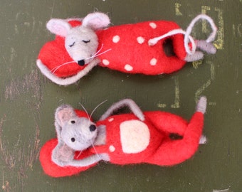 Souris feutrée de valentine, aiguille souris grise feutrée, souris de sommeil avec le coeur rouge, souris dans l'amour, idée de cadeau, famille de souris senties, nouveau cadeau de bébé