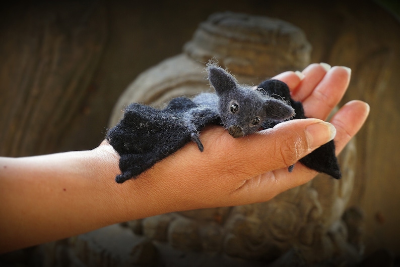 Chauve-souris réaliste feutrée à laiguille, Chauve-souris vampire, Idées cadeaux gothiques, Animal en feutre daiguille, Chauve-souris en laine feutrée, Chauve-souris dHalloween, Petite chauve-souris mignonne, Gothicart image 1