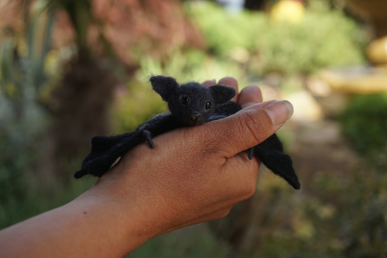 Chauve-souris réaliste feutrée à laiguille, Chauve-souris vampire, Idées cadeaux gothiques, Animal en feutre daiguille, Chauve-souris en laine feutrée, Chauve-souris dHalloween, Petite chauve-souris mignonne, Gothicart image 3