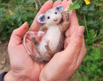 Bébé opossum feutré à l'aiguille, animal feutré mignon