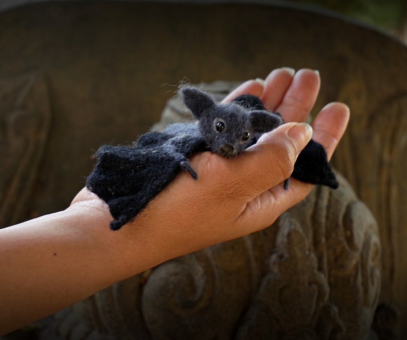 Chauve-souris réaliste feutrée à laiguille, Chauve-souris vampire, Idées cadeaux gothiques, Animal en feutre daiguille, Chauve-souris en laine feutrée, Chauve-souris dHalloween, Petite chauve-souris mignonne, Gothicart image 4