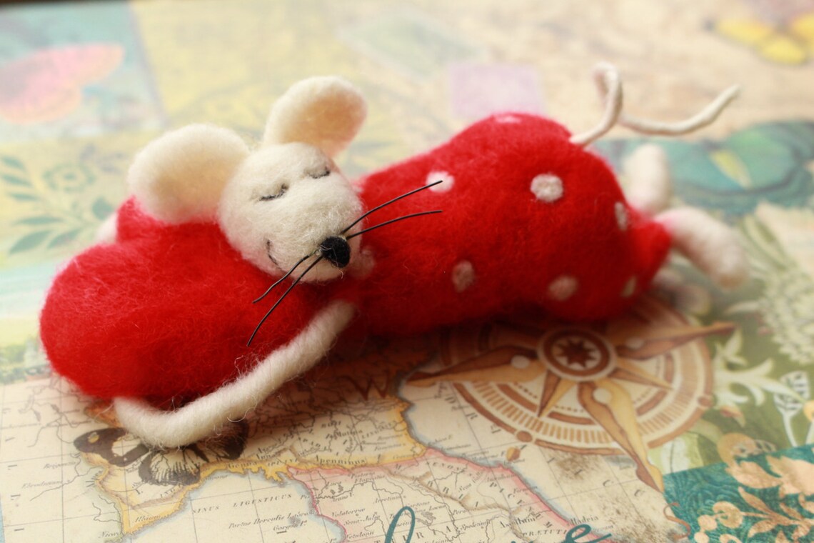 Needle Felted White Mouse Sleeping Mouse With Red Heart Etsy