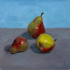 Puede incluir: Pintura al óleo de tres peras sobre una superficie gris con un fondo azul. Las peras son verdes y rojas, una de ellas principalmente amarilla. La pintura está firmada "AV 2023".