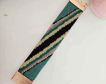 Bracelet manchette  tissage  perles Miyuki dégradé de vert, noir, bleu et or