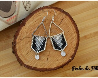 Boucles d'oreilles triangle géométrique , tissage à l'aiguille perles miyuki noir, argent, dégradé de gris