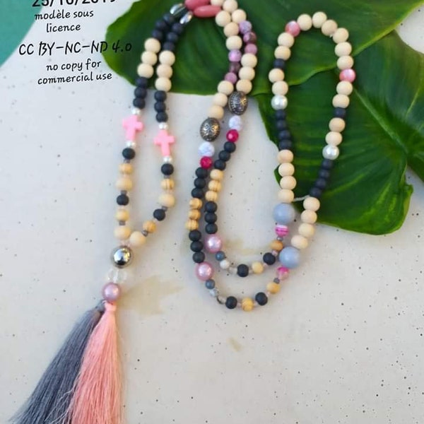 Sautoir bohème coloré perles bois et double pompons gris et rose poudré