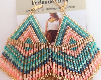 graphic triangle earrings with fringed miyuki beads degraded green, pink and gold