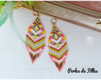 Boucles d'oreilles triangle géométriques tissage perles miyuki gris, jaune, rose corail, marron glacé et or