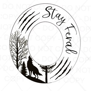 Op de afbeelding: Zwart-witte illustratie van een wolf die naar de maan huilt met bomen en klauwsporen rond de maan. De tekst "Stay Wild" staat rond de maan.