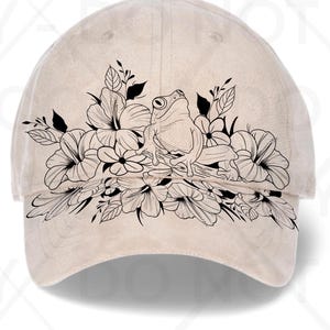 Può includere: Cappellino da baseball beige con un design floreale e di rana in bianco e nero. Il design include fiori di ibisco e una rana appollaiata su un ramo. Il cappellino ha una visiera curva e un bottone sulla parte superiore.