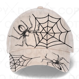 Puede incluir: Gorra de béisbol beige con un diseño de araña y telaraña en negro. La gorra tiene una visera curva y una corona redondeada. La araña y la telaraña están detalladas con líneas negras, para Halloween.